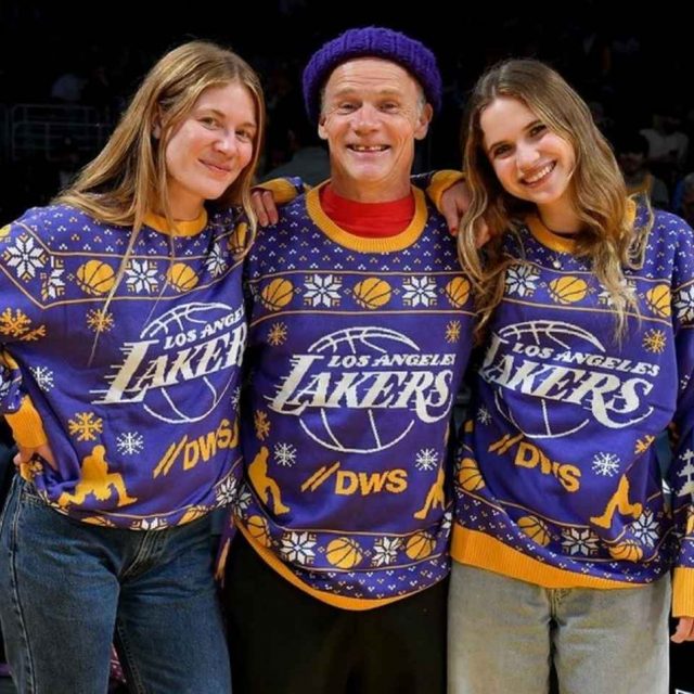 レッド・ホット・チリ・ペッパーズのフリー、娘たちと『親子コーデ』でNBA観戦
