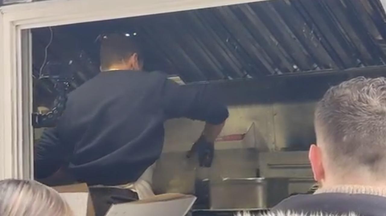 フードトラックで販売員をしているのが大物俳優だった