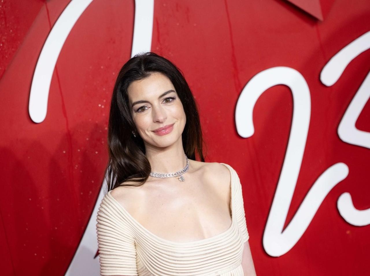 アン・ハサウェイ、「ポロリ」を防ぐためにカメラに背を向けて“お直し”