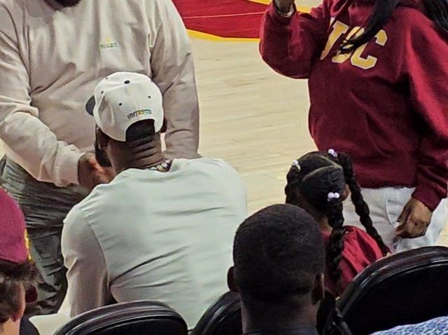 うわっ、レブロンだ！NBAの超人が19歳息子の大学関連イベに登場で観客ざわつく