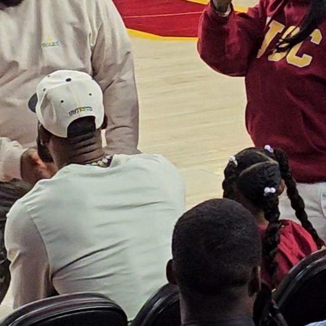 うわっ、レブロンだ！NBAの超人が19歳息子の大学関連イベに登場で観客ざわつく