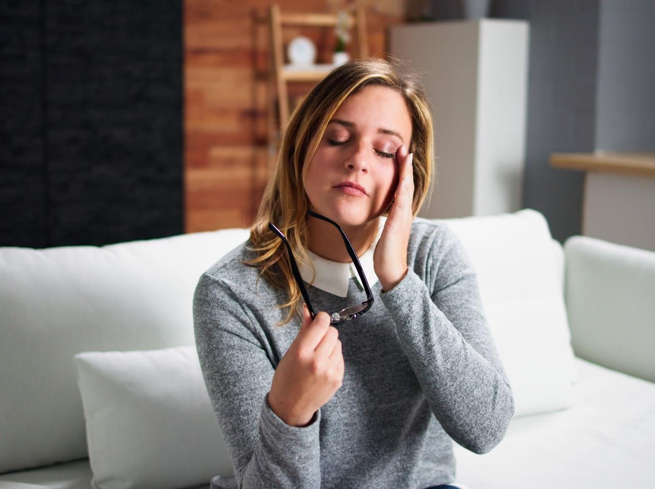 目が“ピクピク”けいれんするのはなぜ？医師が教える5つの理由