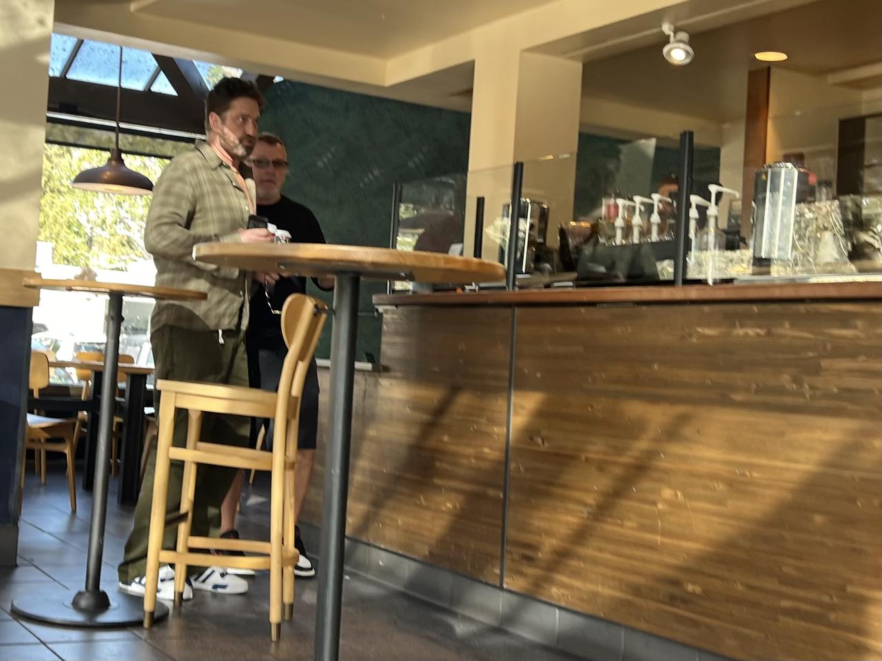 スターバックスに人気俳優! オーダーしたのはやっぱり…