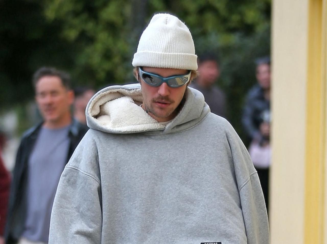 ジャスティン・ビーバーの「パーカーの着方」がツッコまずにはいられない【写真アリ】