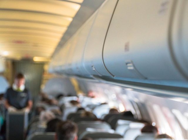 おひとりさまは家族連れに席を譲るべきか論争、ある航空会社が解決策を打ち出す