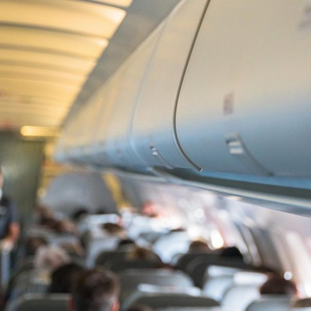 おひとりさまは家族連れに席を譲るべきか論争、ある航空会社が解決策を打ち出す