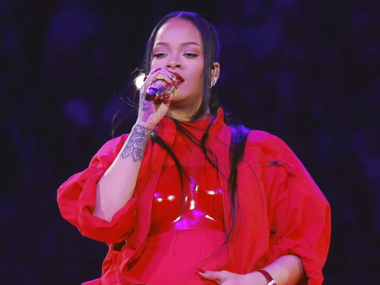 『ジッパーの事故』で妊娠がバレた…リアーナがスーパーボウルでの妊娠発表の真実を明かす