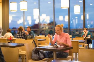海外でも2024年の流行ワードに！ 『ひとり飯』は英語で何と言う？