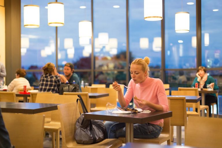 海外でも2024年の流行ワードに！ 『ひとり飯』は英語で何と言う？