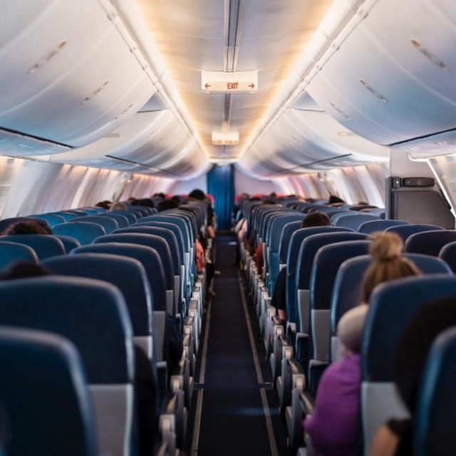 飛行機で座席のリクライニングを「邪魔」された客がブチギレる
