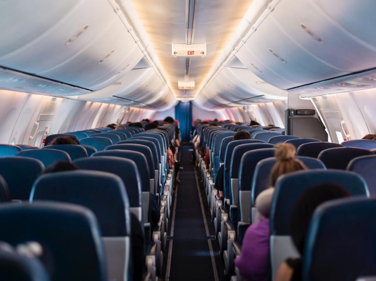 飛行機で座席のリクライニングを「邪魔」された客がブチギレる