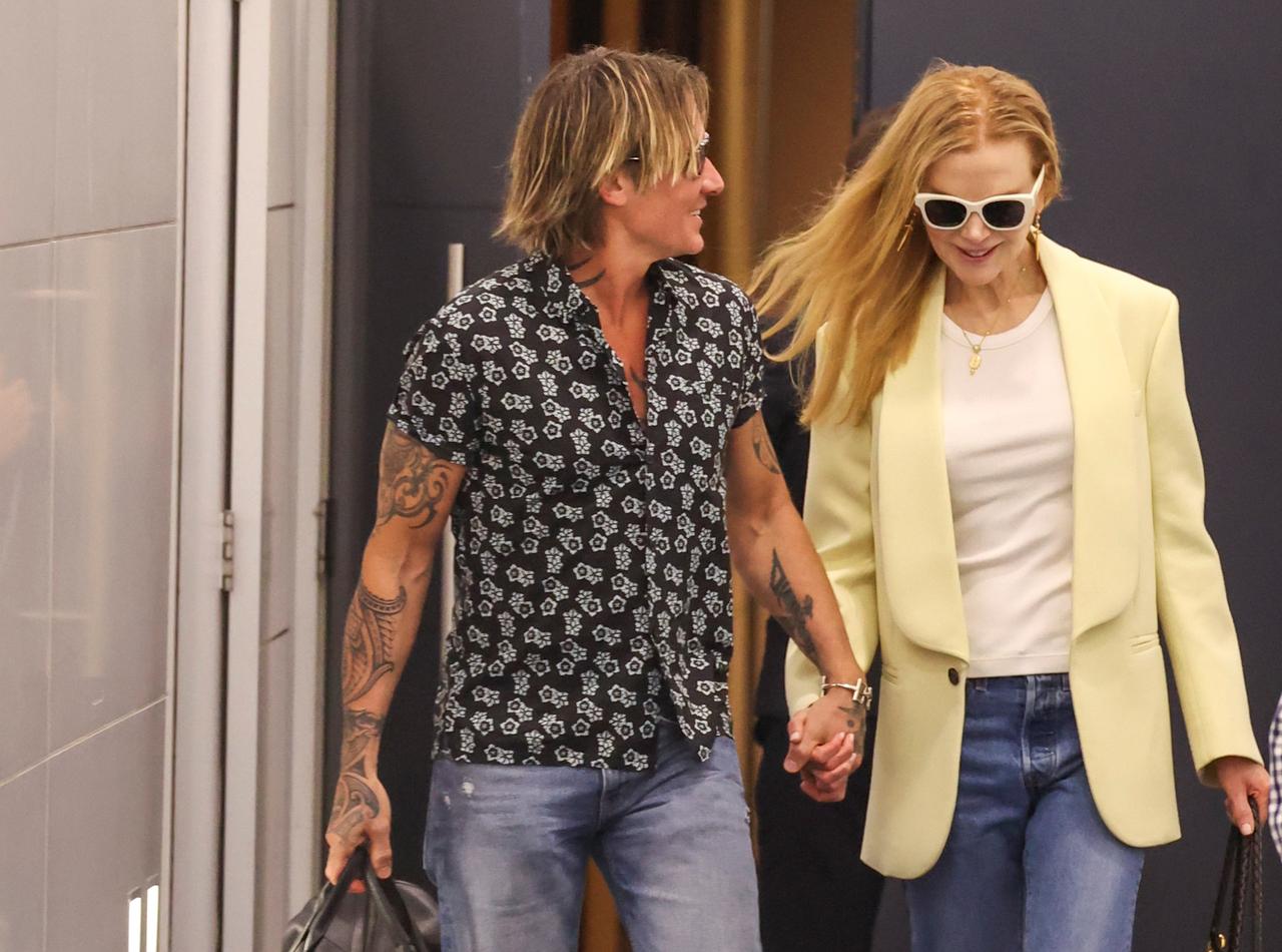 空港の到着ゲートで待つ男性、女優の妻を待つだった