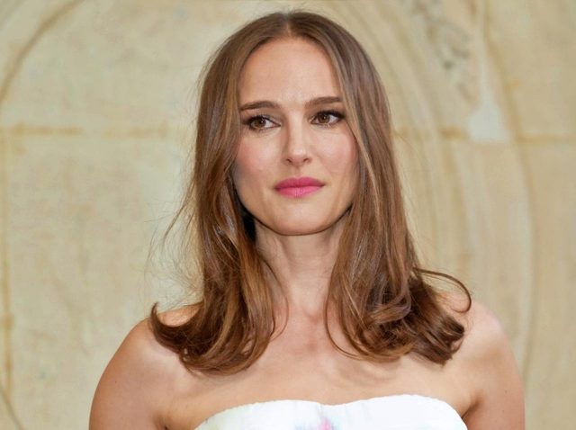 「私は18歳です」ナタリー・ポートマンがチャールズ国王の『珍質問』を振り返る