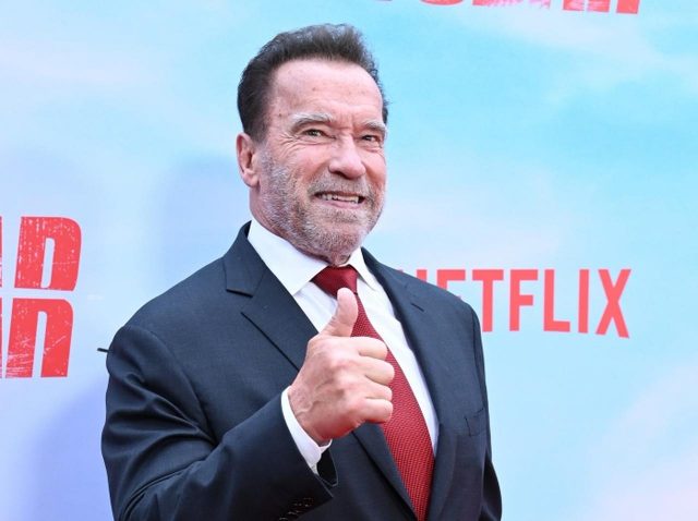 シュワちゃんはリアルサンタさん！毎年地元の子どもたちに「クリスマスプレゼント」を贈る“理由”に感動