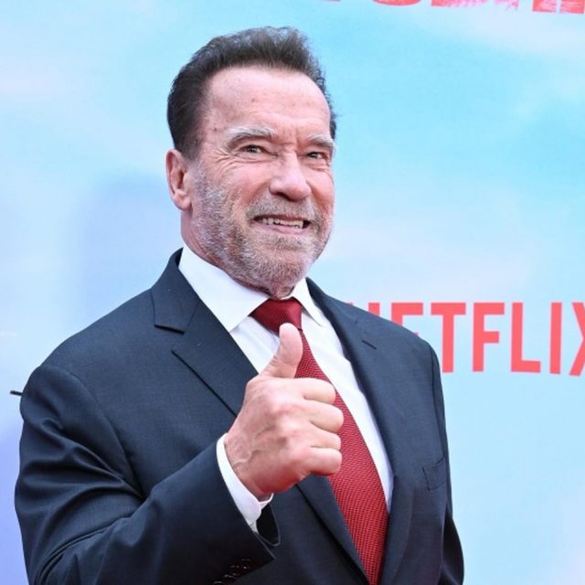 シュワちゃんはリアルサンタさん！毎年地元の子どもたちに「クリスマスプレゼント」を贈る“理由”に感動