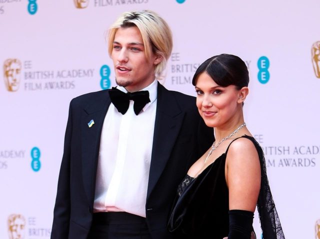 ミリー・ボビー・ブラウン、“義理の父”ボン・ジョヴィは結婚式では「歌わない」と明かす