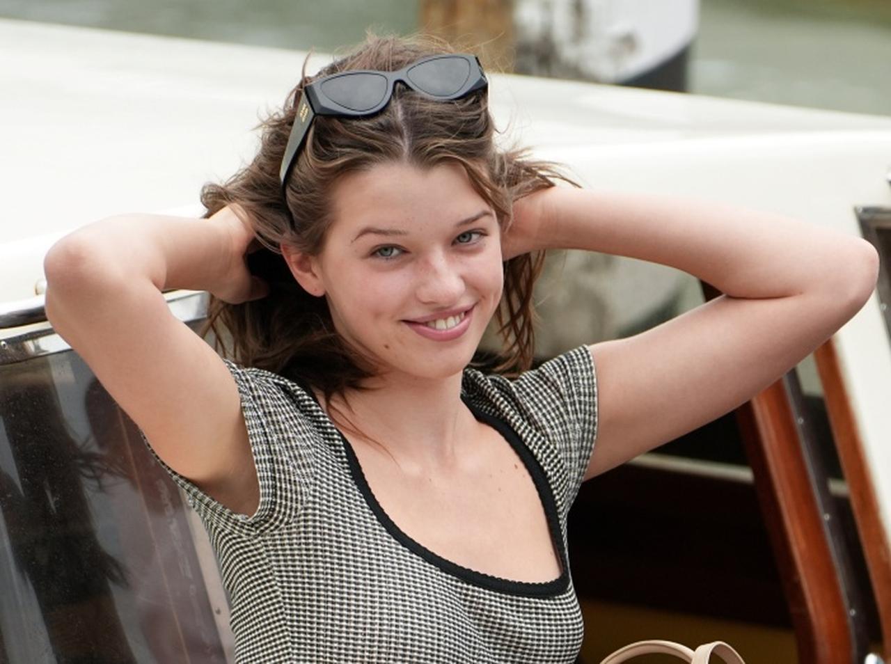 ミラジョヴォ娘が『無能』と書かれたTシャツを着用