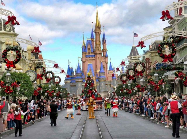 ディズニーランドに子どもたちを連れて行くために1年で『2,000万円以上』、子だくさんパパが嘆く