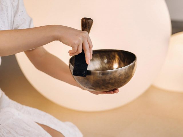 音を浴びるメディテーション「サウンドバス」が本格トレンドに！気になるその魅力とは