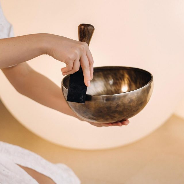 音を浴びるメディテーション「サウンドバス」が本格トレンドに！気になるその魅力とは