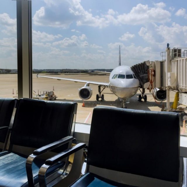 パスポートも飛行機のチケットも持たずにアメリカに入国しようとした男が捕まる