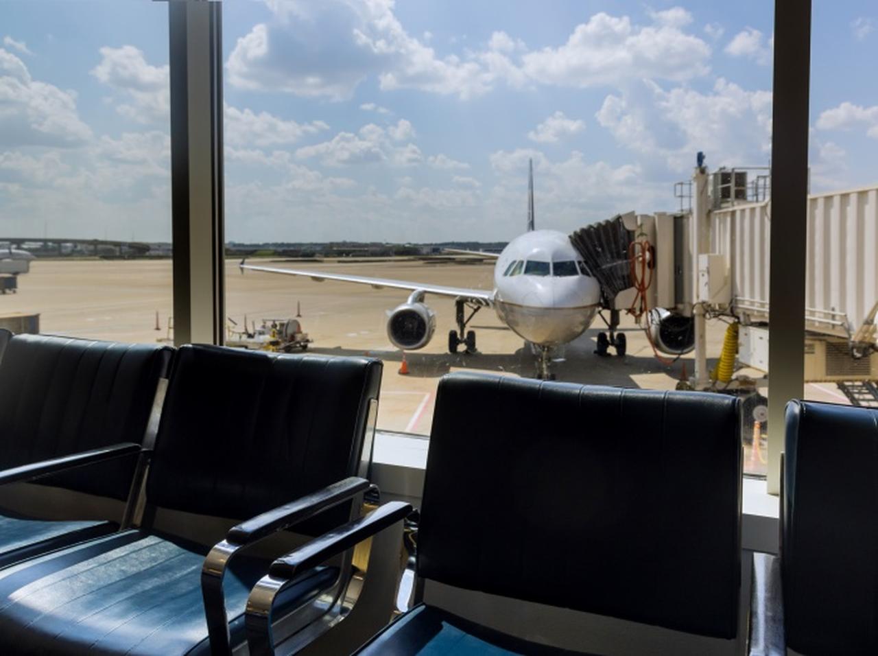 パスポートも飛行機のチケットも持たずにアメリカに入国しようとした男が捕まる