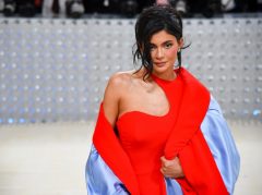 カイリー・ジェンナー、森英恵のヴィンテージドレスで恋人の晴れ舞台へ