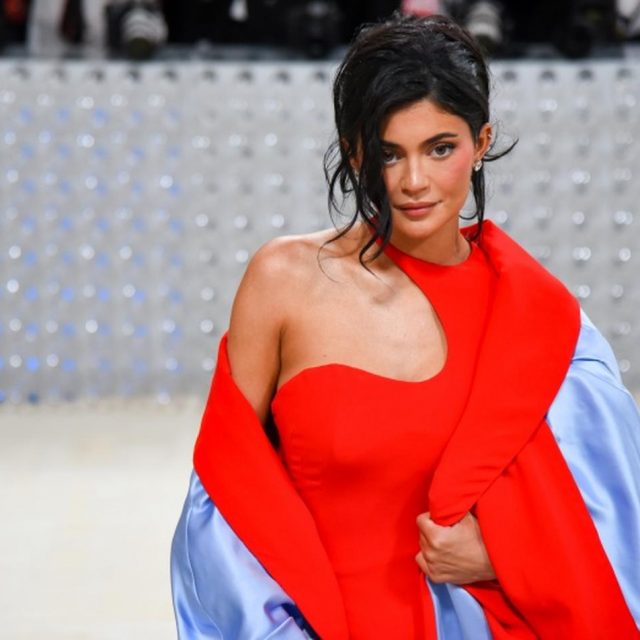 カイリー・ジェンナー、森英恵のヴィンテージドレスで恋人の晴れ舞台へ
