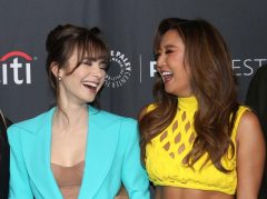『エミリー、パリへ行く』ミンディ役のアシュリー・パークが退院、エミリー役のリリー・コリンズとパリで再会