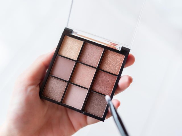 アイシャドウの『粉落ち』を防ぐ！メイクのプロが教えるちょっとしたコツ