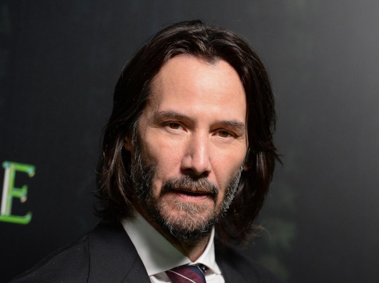 キアヌ・リーブス、新作映画の撮影現場で「松葉杖」をついて歩く姿を目撃される