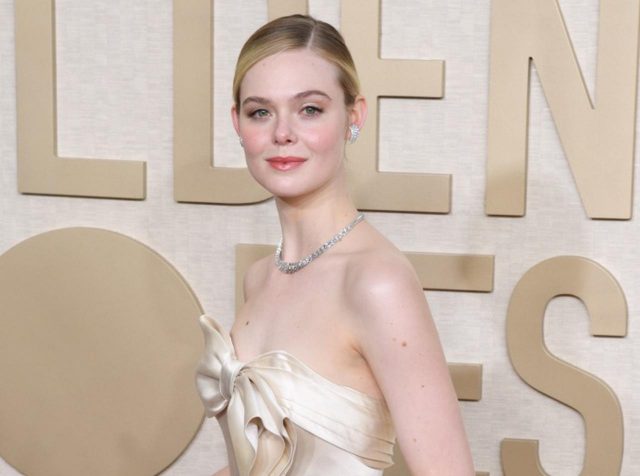 エル・ファニング、60年以上前のドレスを着用してゴールデン・グローブ賞に参加