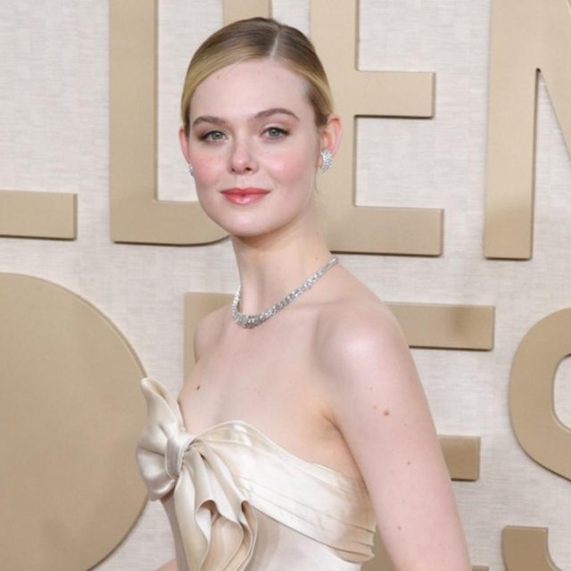 エル・ファニング、60年以上前のドレスを着用してゴールデン・グローブ賞に参加