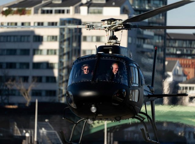 トム・クルーズが操縦するヘリコプターから一緒に降りてきた人に注目