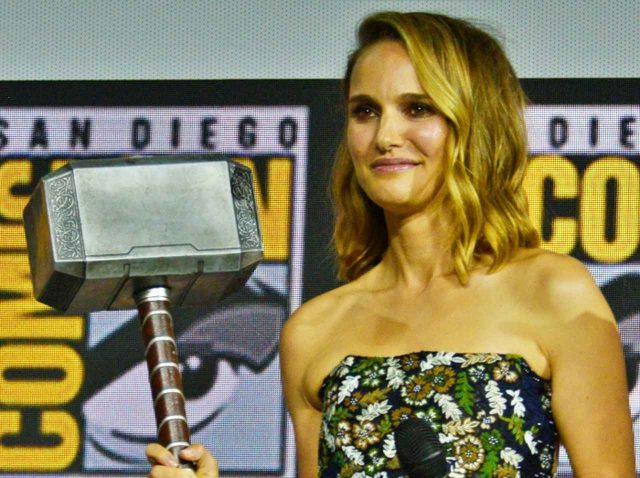 ナタリー・ポートマンの自宅にある「マイティ・ソーのハンマー」に子どもたちが興味津々