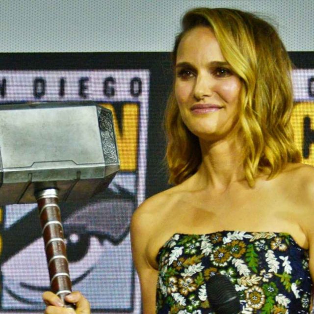 ナタリー・ポートマンの自宅にある「マイティ・ソーのハンマー」に子どもたちが興味津々