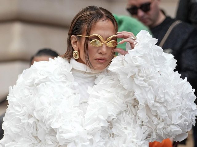 『本物のバラの花びら』が7,000枚、ジェニファー・ロペスのジャケットが圧巻