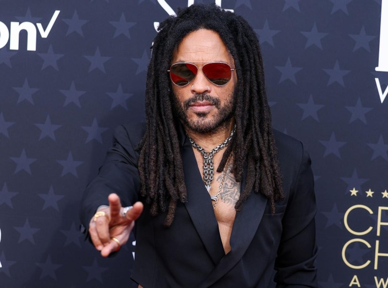 59歳シンガー、2つのアワードで『脇腹見せ』セクシー衣装を着用