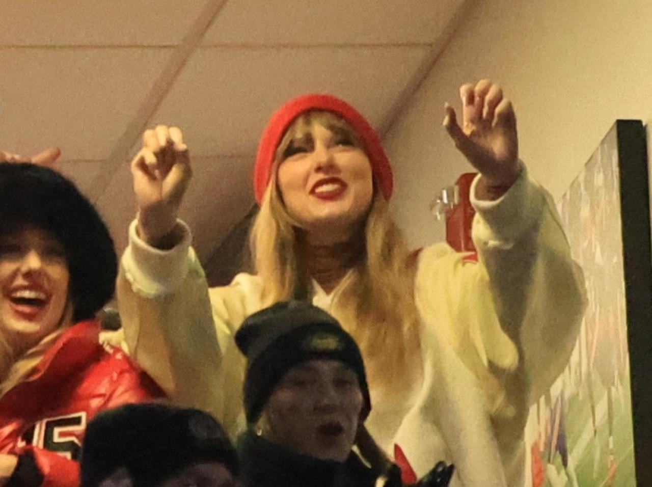 テイラー・スウィフト、交際中のNFL選手がスーパーボウル進出決定で祝福のキス