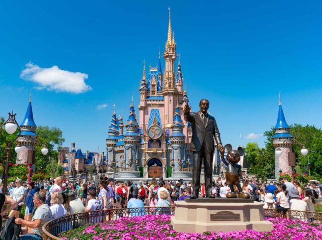 ディズニーランドを「出禁」になった夫婦、原因となったのは“場所取り”