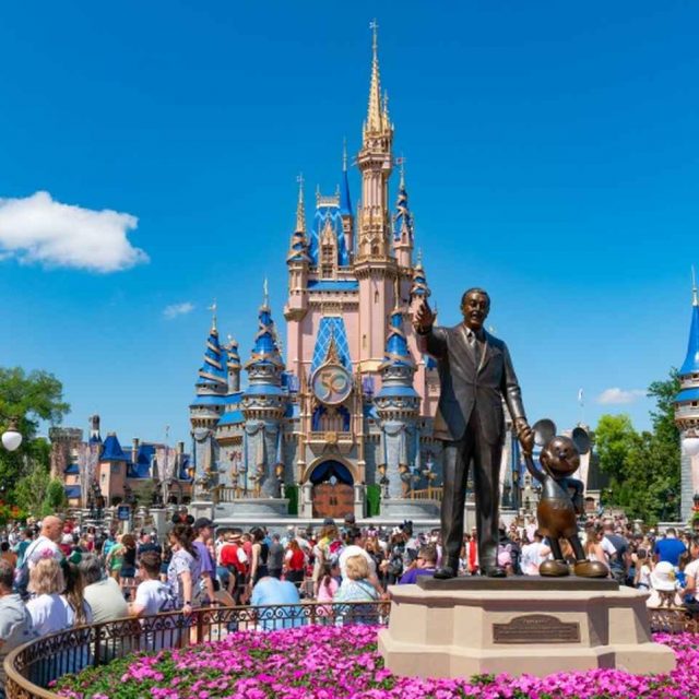 ディズニーランドを「出禁」になった夫婦、原因となったのは“場所取り”