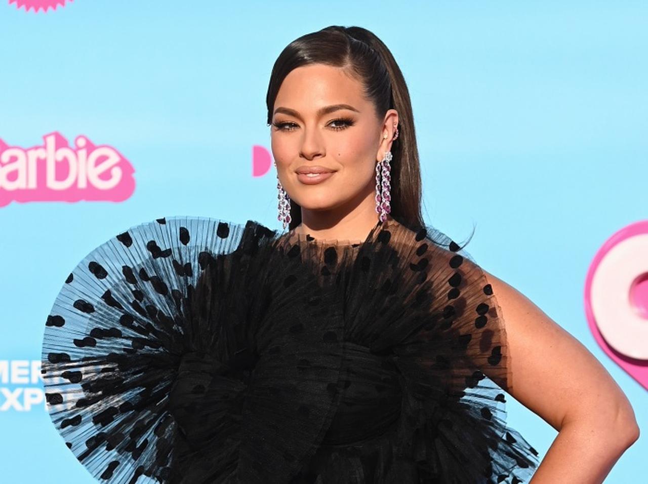 アシュリー・グラハム、自身の体型に合わせた服を作ることに難色を示すデザイナーもまだいると明かす