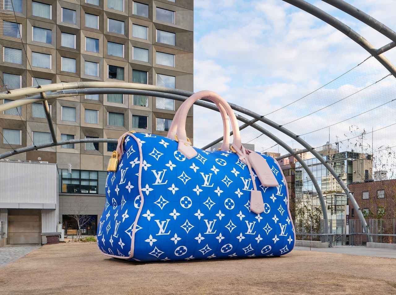 ルイ・ヴィトンの巨大なスピーディが渋谷・宮下公園に出現！