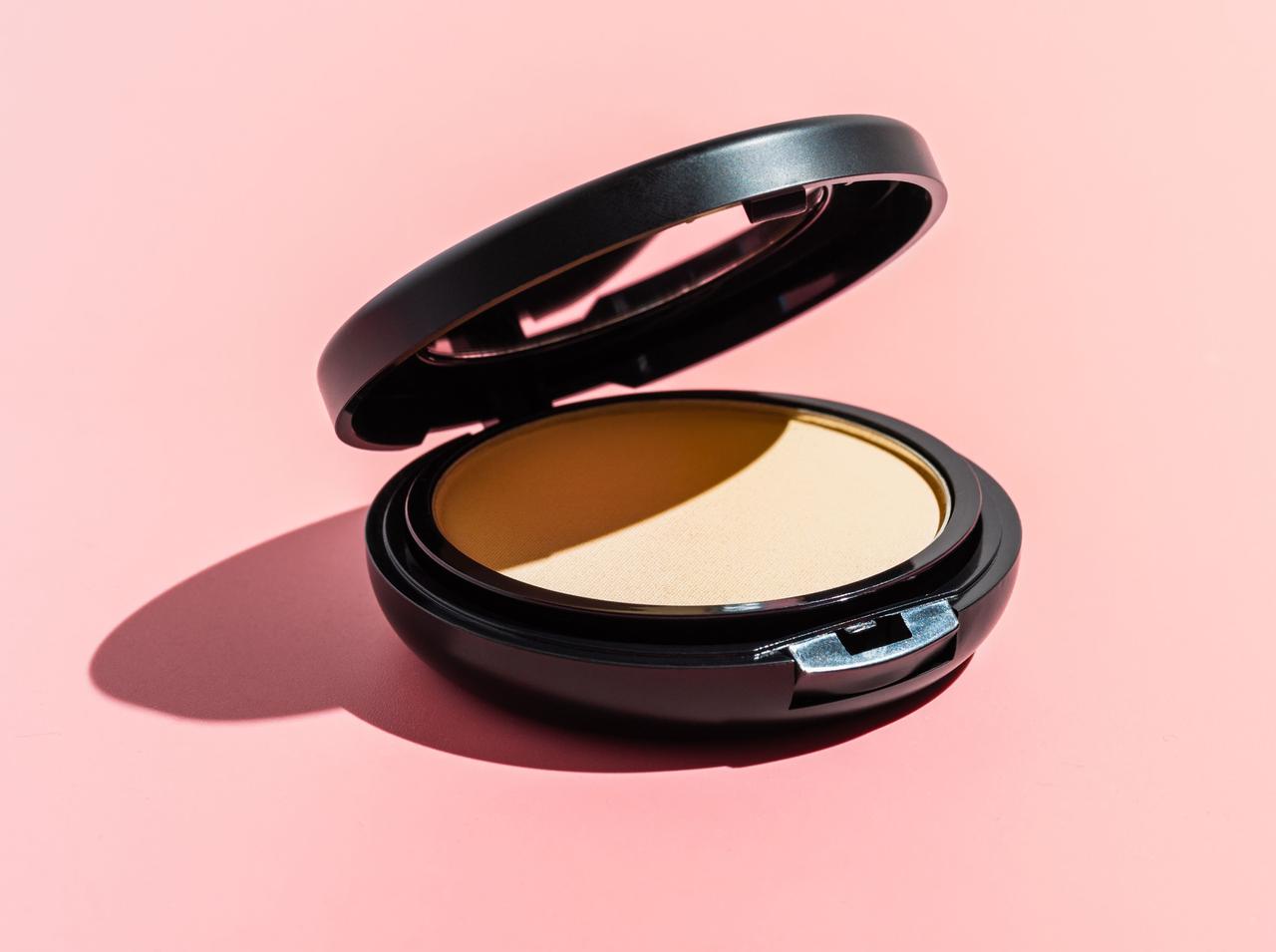 パウダーファンデが“ムラ”になる？ムラを防いでキレイに仕上げるコツ4選