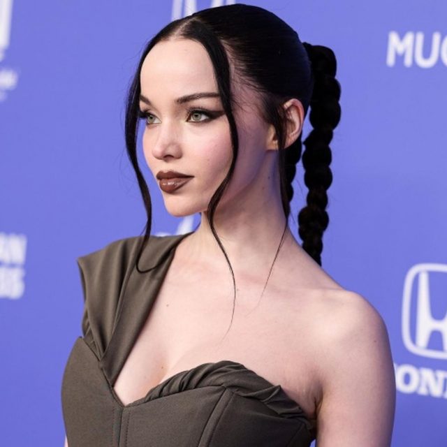 ダヴ・キャメロンが半裸で背中の巨大タトゥーを公開、ウワサの恋人も「いいね」