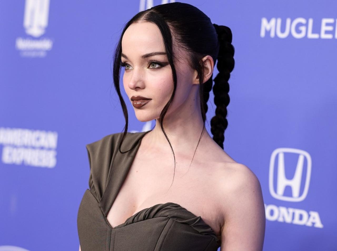 ダヴ・キャメロンが半裸で背中の巨大タトゥーを公開、ウワサの恋人も「いいね」