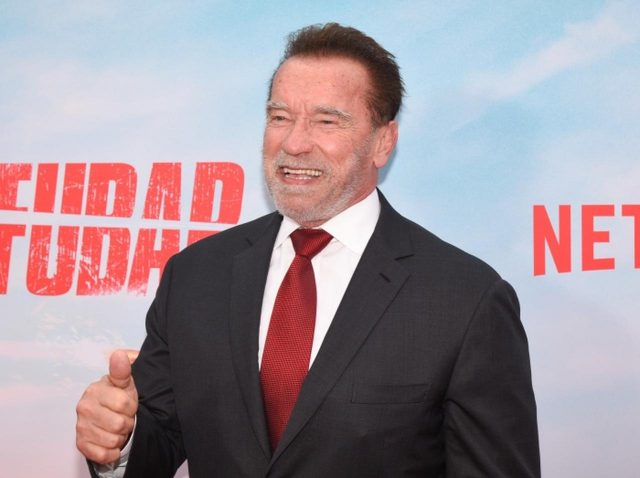 アーノルド・シュワルツェネッガー、空港で3時間以上拘束される