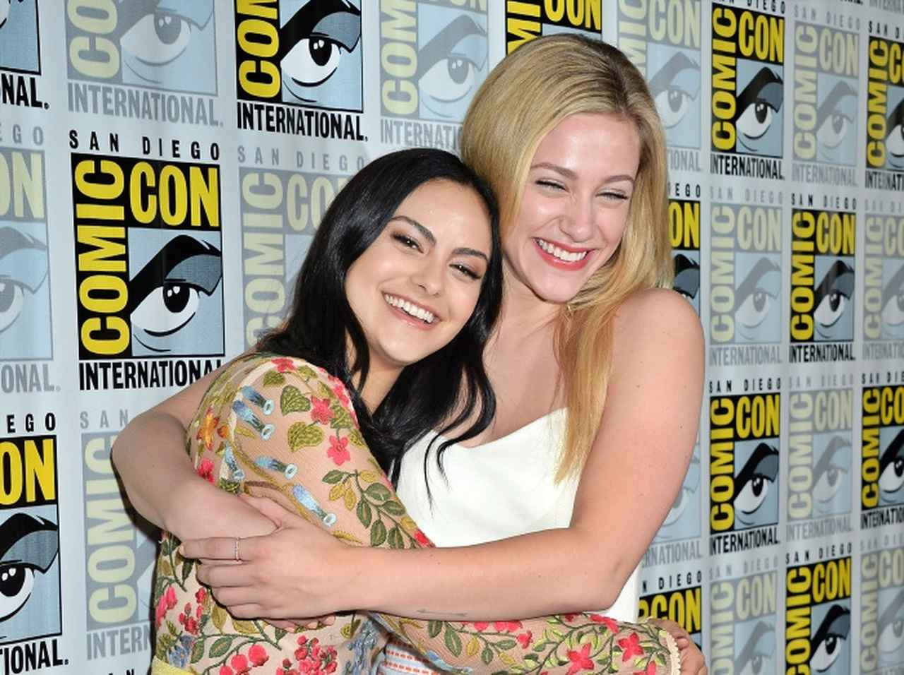 『リバーデイル』キャストの絆は永遠、グループチャットで不安や心配事を共有