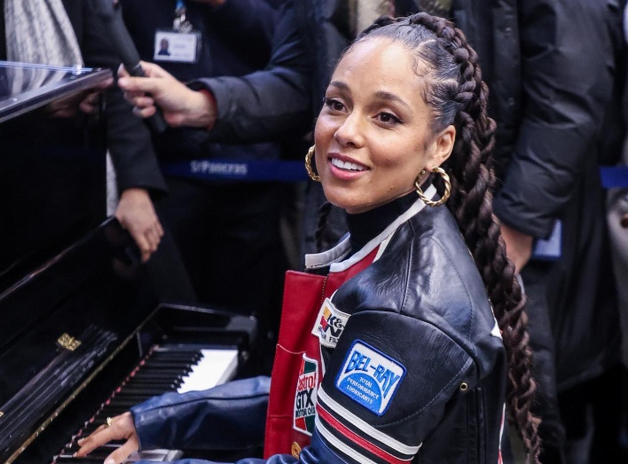 アリシア・キーズ、ハーフタイムショーで声が裏返るハプニングが発生