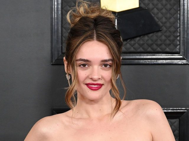 シャーロット・ローレンス、ギリギリすぎる究極の美脚ドレス